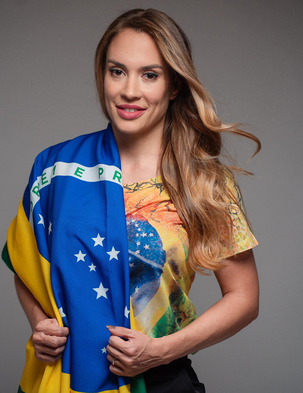 Kalynka Meirelles com a bandeira do Brasil