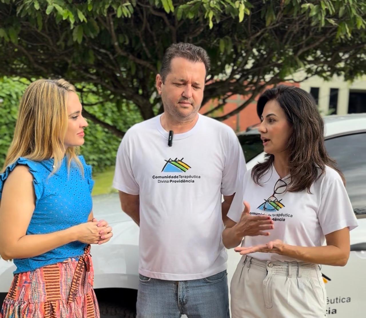 Kalynka conversa com representantes da instituição