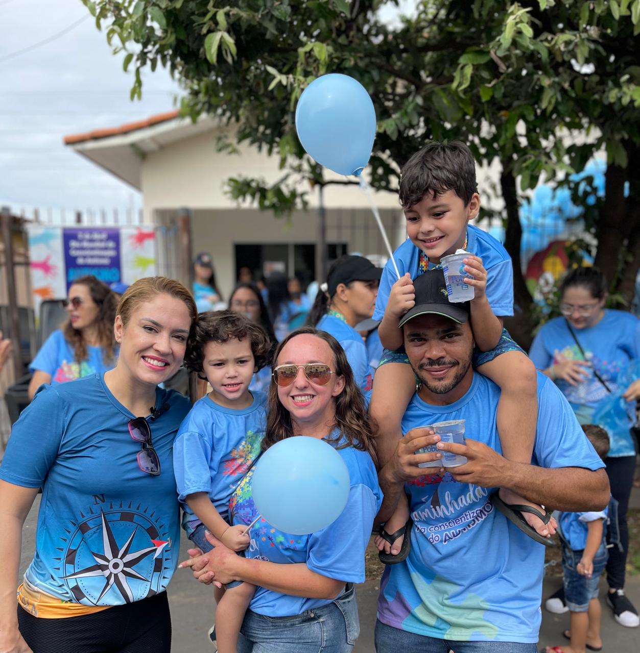 Kalynka participa de ação de conscientização do autismo com famílias