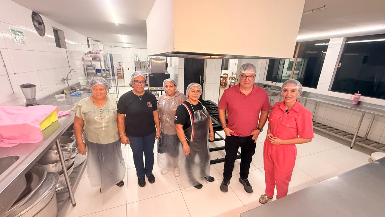 Equipe na cozinha do Lar dos Idosos