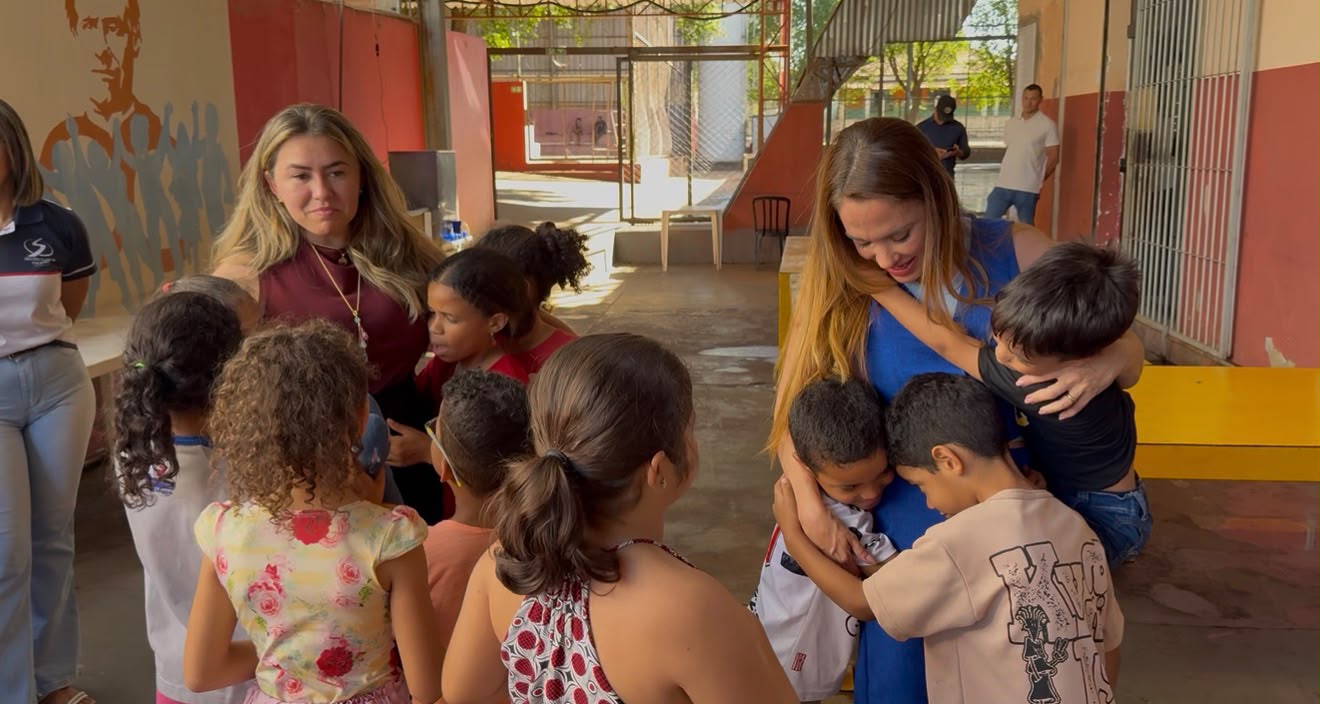 Kalynka com crianças atendidas pelo Oratório