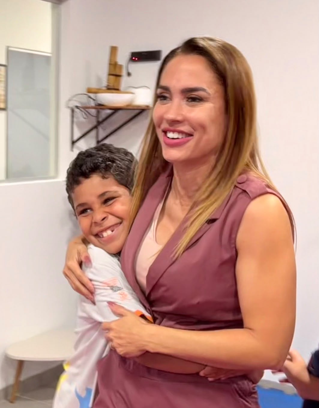 Kalynka com adolescente atendido pela casa