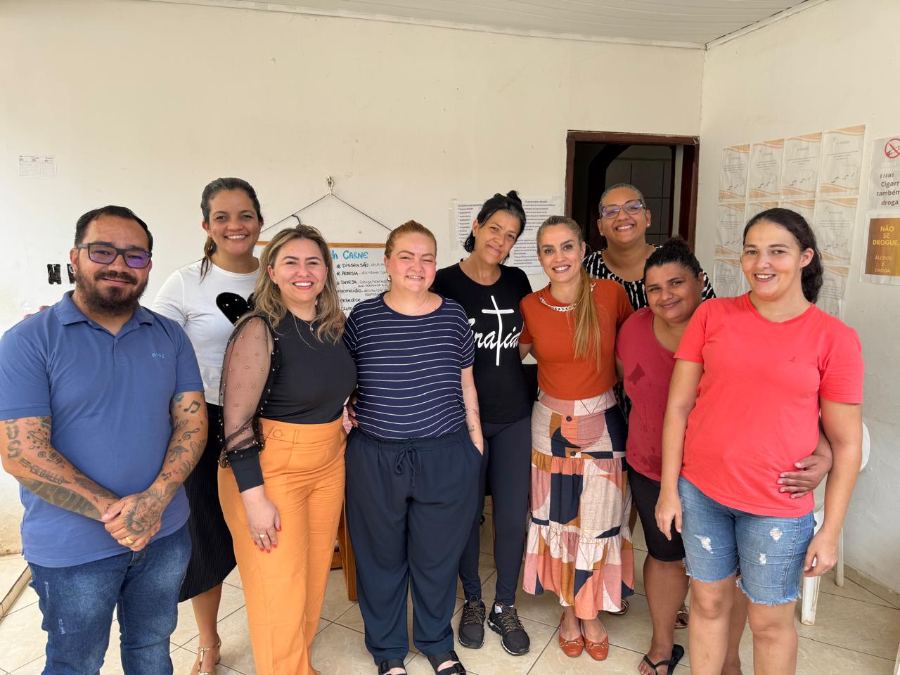 Equipe reunida na casa de apoio